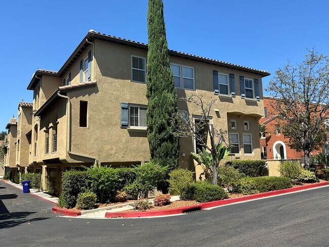 Building Photo - Newly Remodeled 4 Bedroom Townhome in Torrey Highlands - END UNIT