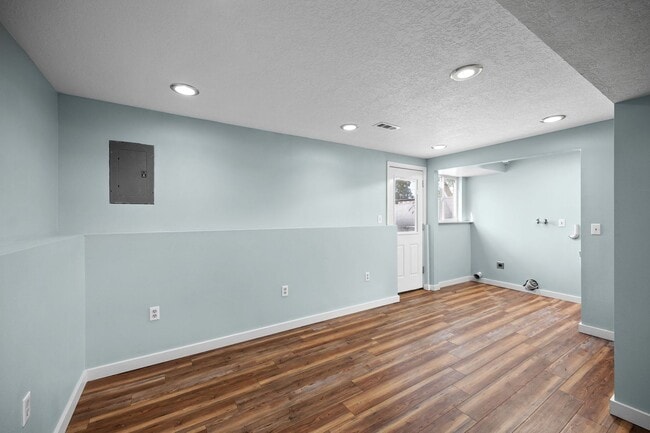 Building Photo - 4 Bedroom Northeast Spokane Home - Availab...