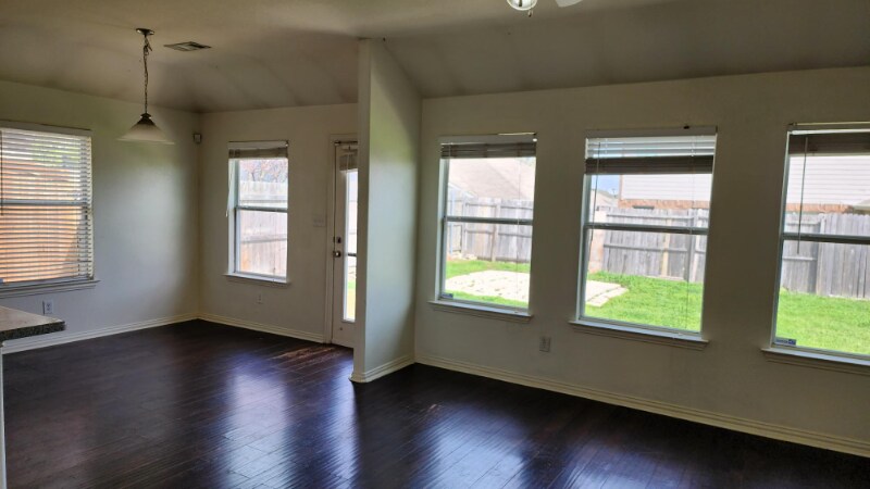 Building Photo - 515 Creekside Dr