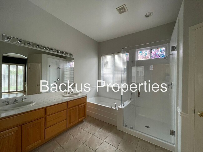 Building Photo - Wonderful four bedroom home close to shopping centers and parks