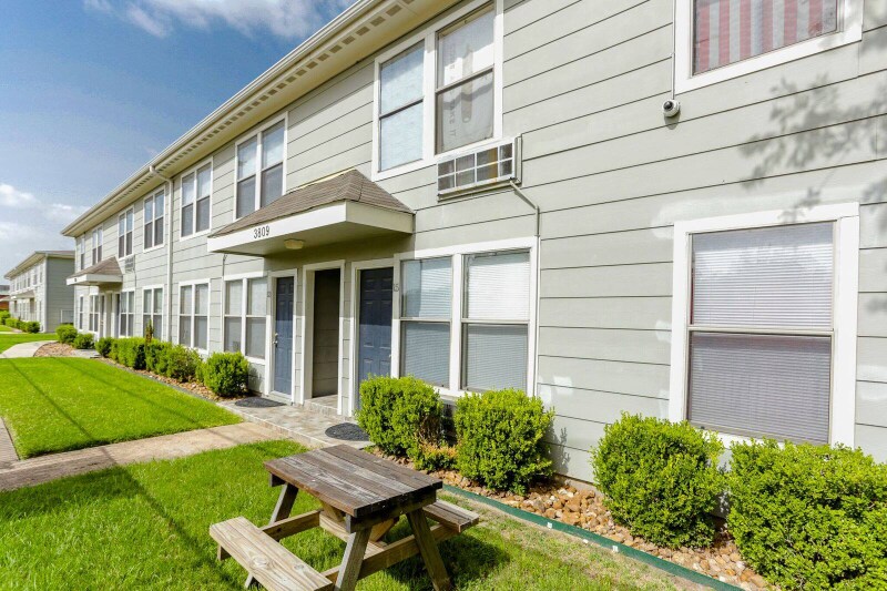 Building Photo - 3803 Hardy St