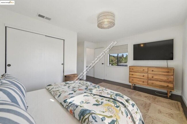 Building Photo - 3360 Arizona St