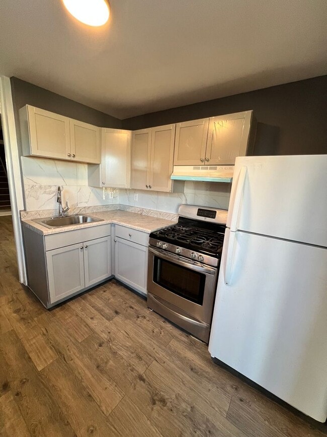 Building Photo - Fully Renovated 3 Bedroom 1 Bath Home Available