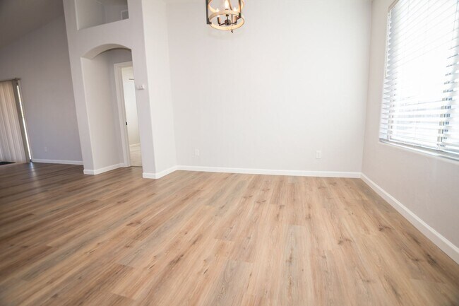 Building Photo - 4 Bedroom, 2 Bath, Split Floor Plan, 2 Car Garage, Central A/C