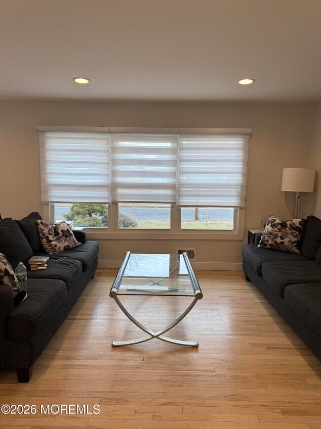 Building Photo - 5 Ash St