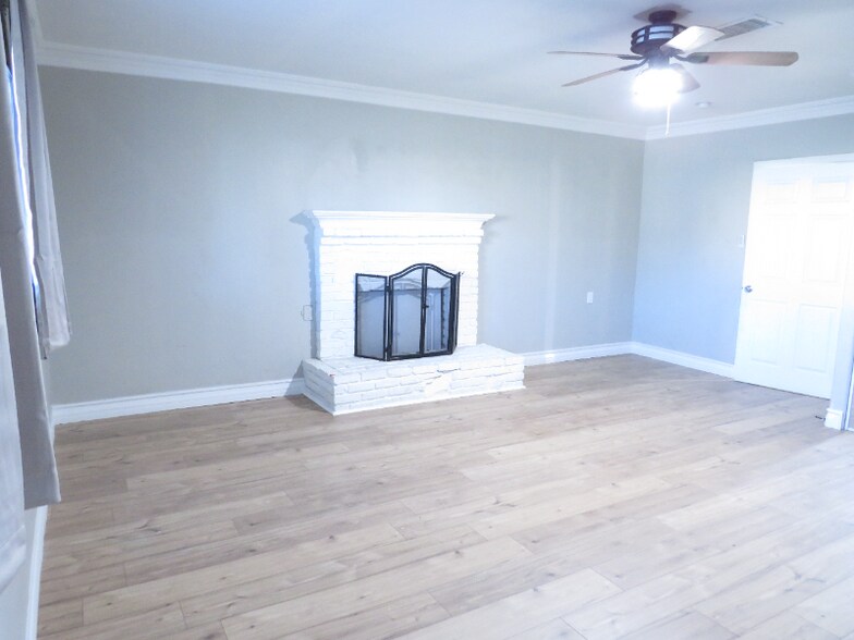 Building Photo - 934 Plaza Serena