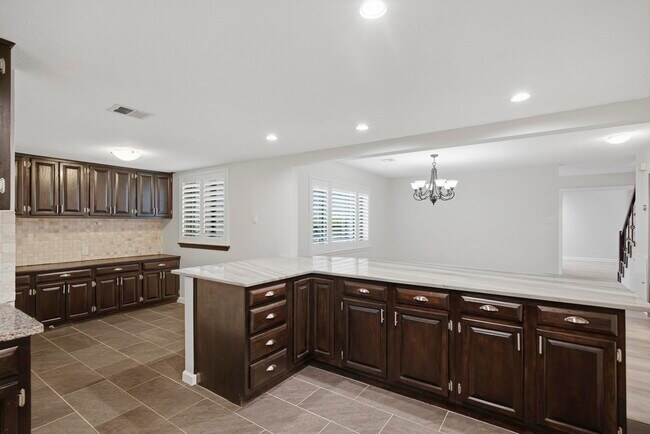 Building Photo - 1906 Hillingway St