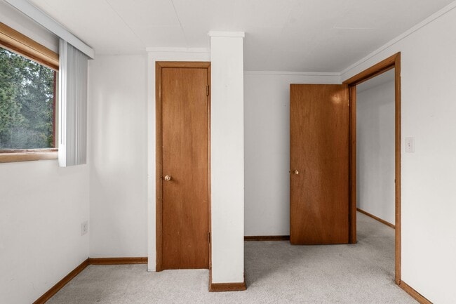 Building Photo - 5 Bed 2 Bath Spacious 3200 sq/ft Lower South Hill brick rancher property