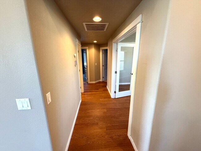 Building Photo - SCHEDULE A TOUR TODAY TO VIEW THIS STUNNING HOME IN SW REDMOND!!