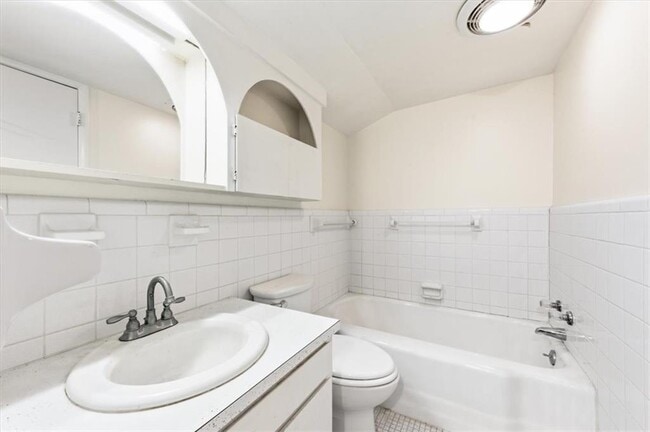 Building Photo - 704 Fort King George Dr