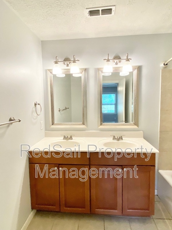 Building Photo - 5187 Oak Creek Cir