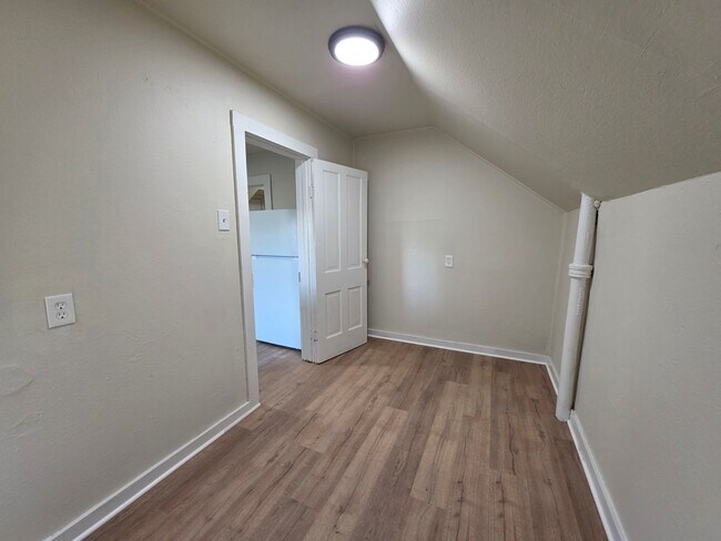 Building Photo - 124 S Lake St