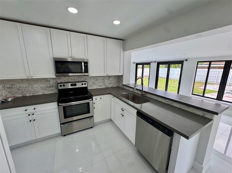 Primary Photo - 8360 SW 46th St