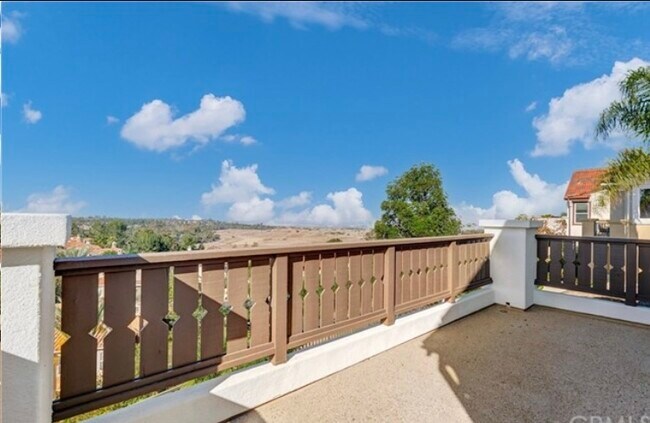 Building Photo - 9 Marisol