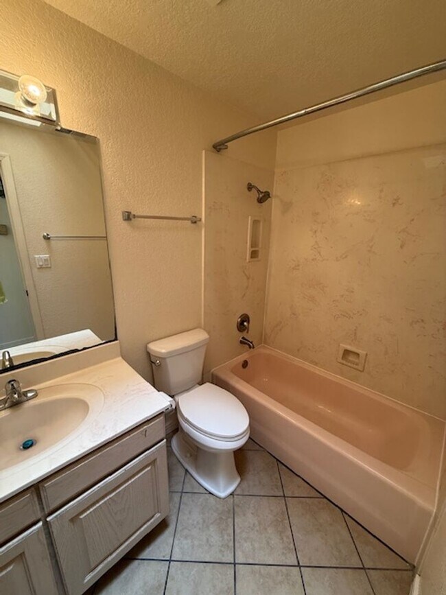 Building Photo - Charming and functional 3-Bedroom 2-Bath near Kirtland Air force base