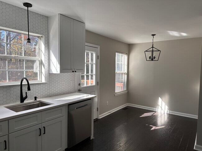 Building Photo - 213 Trailview Dr