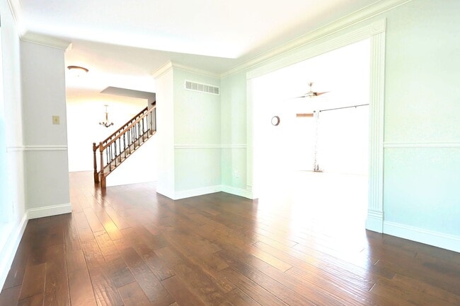 Building Photo - 5 Bed 3.5 Bath Chesterfield Charmer