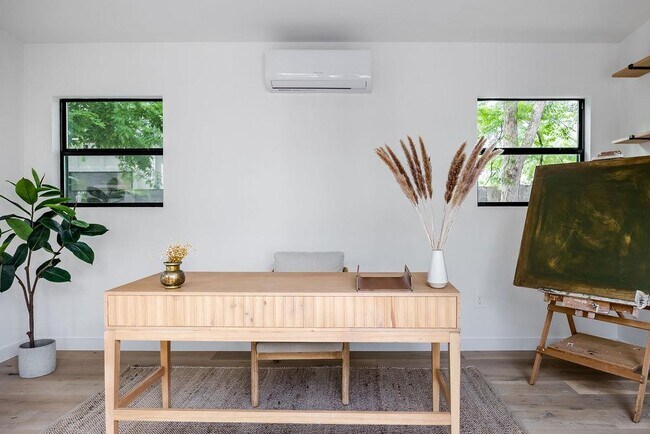 Building Photo - 1811 Justin Ln