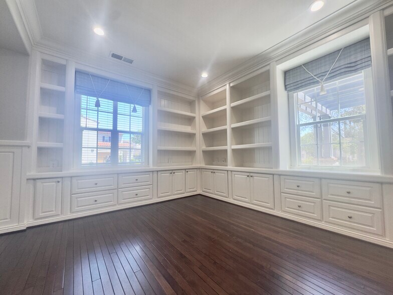 Building Photo - 1049 S Wedgewood Rd