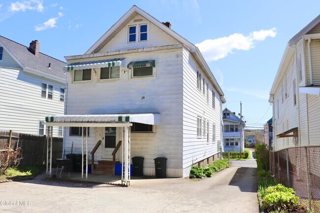 Building Photo - 628 N Pearl St