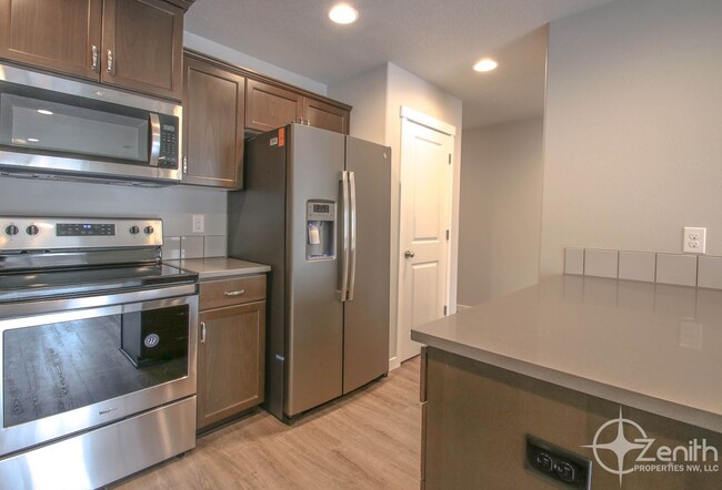 Building Photo - Conveniently Located 3 Bedroom Town Home i...