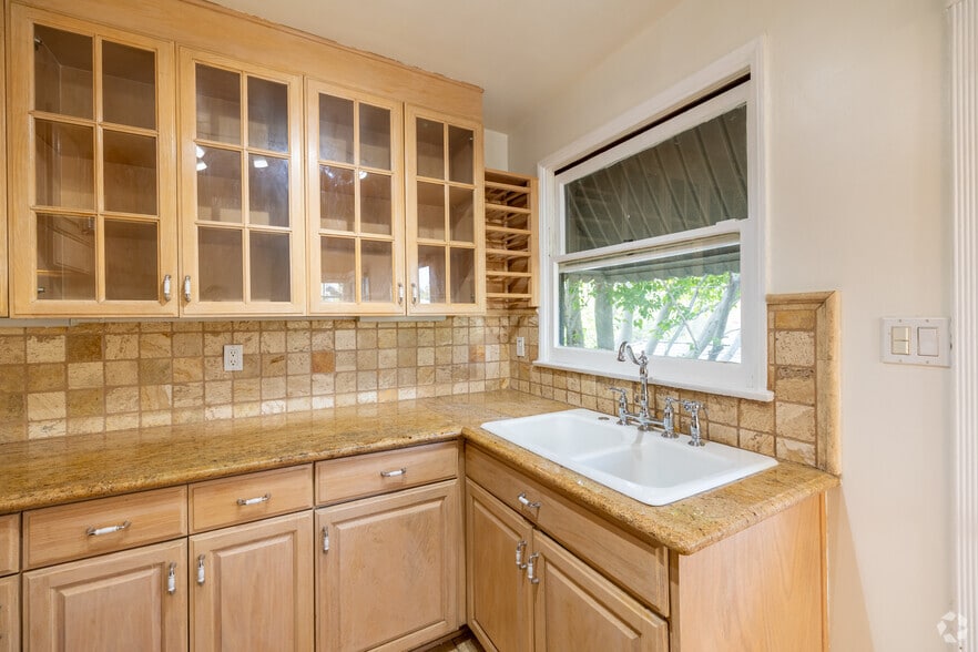 2BR, 1BA - 820SF - Kitchen - 5025 Cahuenga Blvd