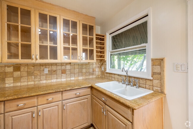 2BR, 1BA - 820SF - Kitchen - 5025 Cahuenga Blvd