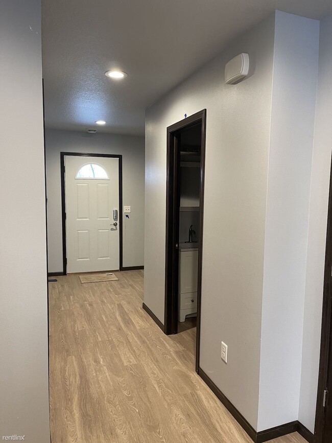 Building Photo - 4 br, 2.5 bath Townhome - Ringbaum Townhomes