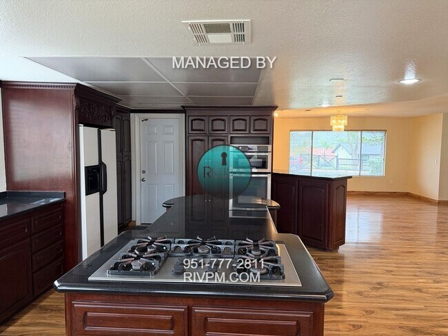 Building Photo - Single story large corner lot home in Jurupa Valley ready for move-in!