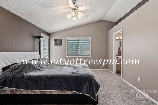 Building Photo - Fantastic 4 bed 2 Bath, 3 Car Garage with ...