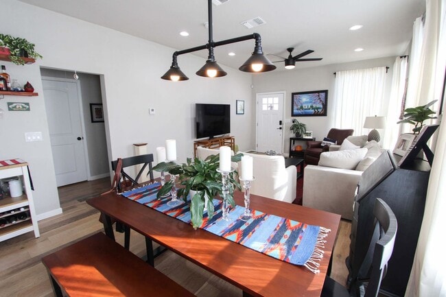 Building Photo - RENOVATED 3-BEDROOM HOME IN BEACON HILL