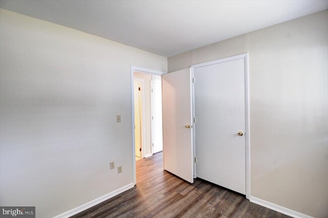 Building Photo - 285 Pinoak Dr