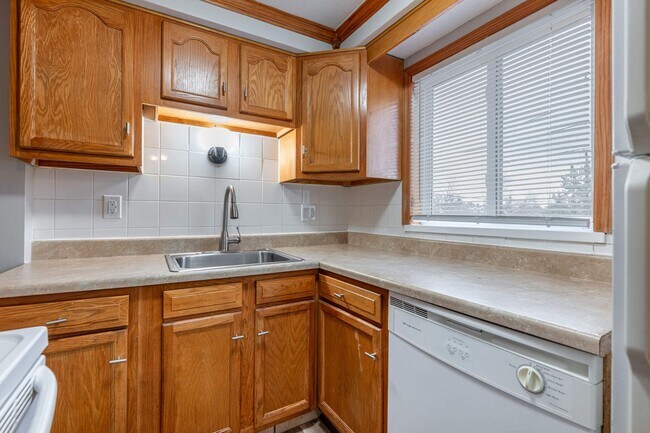 Building Photo - ???Winter is here - stop scraping ice!??? - 2BR/1BA Townhome with Attached Garage and W/D Hookups