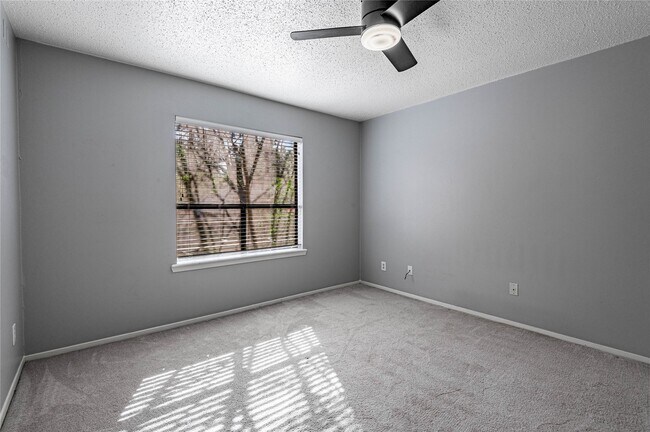 Building Photo - 514 Hickory Dr