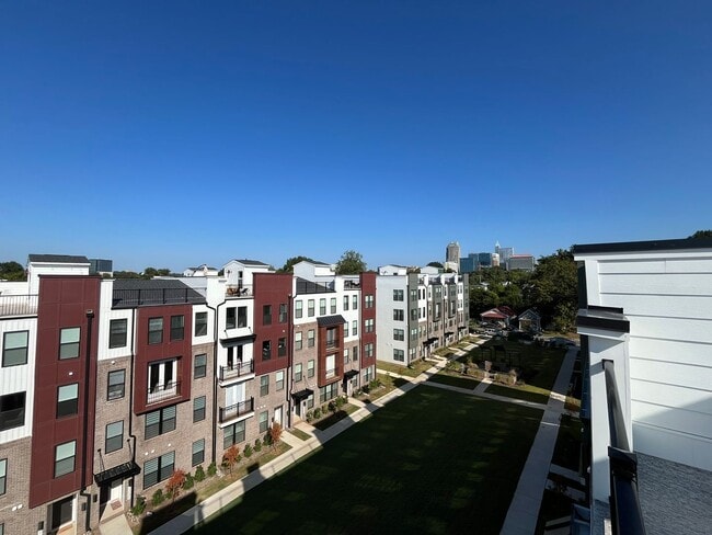 Building Photo - **OFFERING FIRST MONTH'S RENT FREE, $200 MOVE IN PROMOTION & REFUNDABLE APPLICATION FEES** New Co...