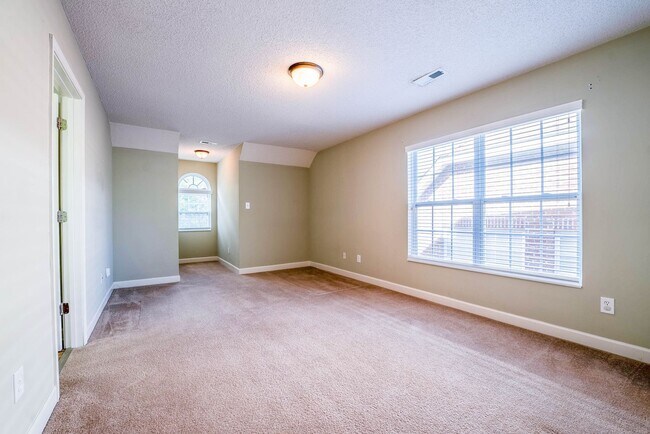 Building Photo - West Hills House 3BR/ 2.5BA, 2 Car garage, primary bedroom on main level