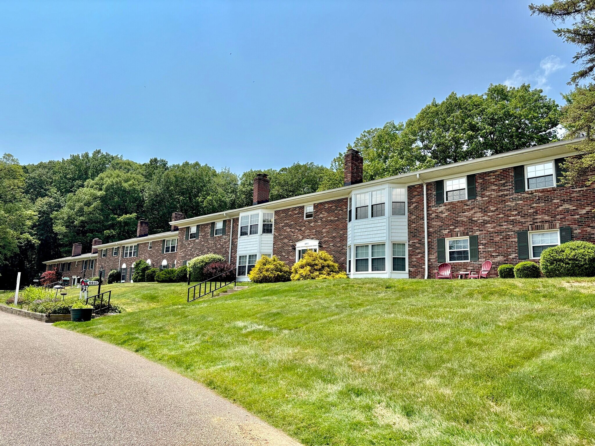 Building Photo - 6910 Carriage Hill Dr