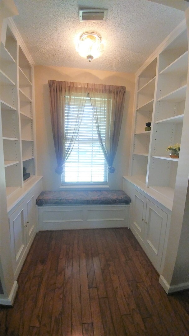 Building Photo - Large Executive Beauclerc Pool Home