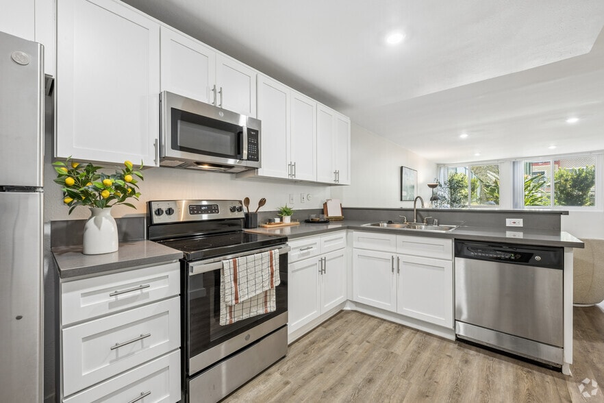 1BR, 1BA - 800SF - Kitchen - The Reserve at Warner Center