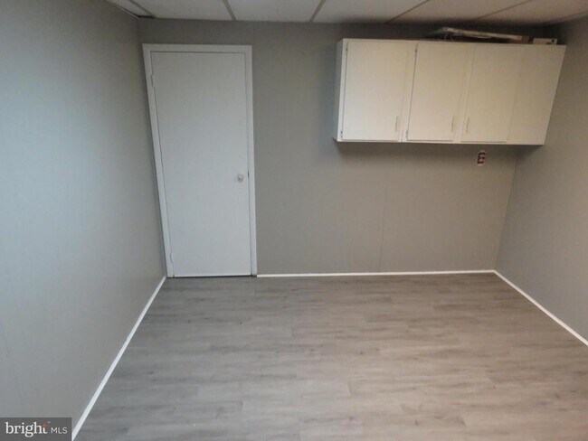 Building Photo - 6240 Patrick Henry Ct