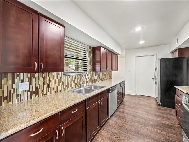 Building Photo - Spacious 3-Bedroom Home Near Medical Cente...