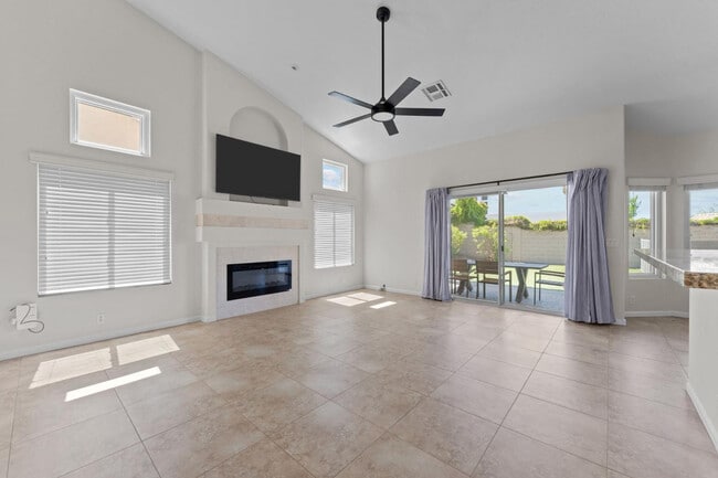 Building Photo - 4423 E Vista Val Verde Dr