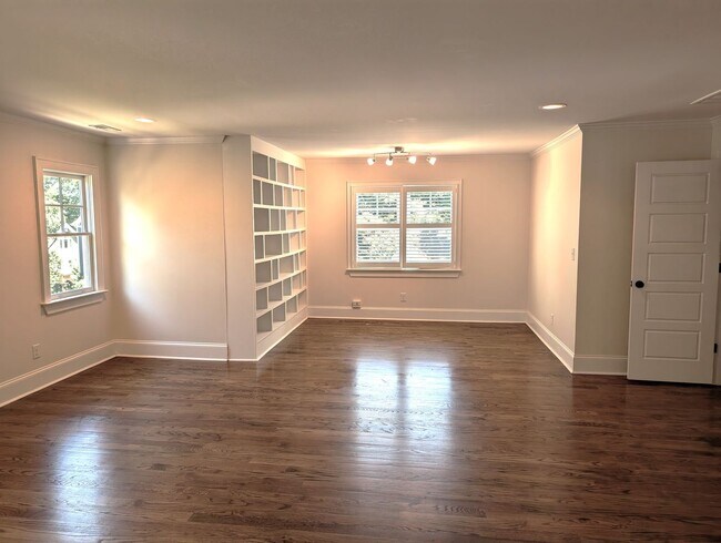 Building Photo - Plaza Midwood, Luxury 4 Bedroom/4 Bathroom Home!
