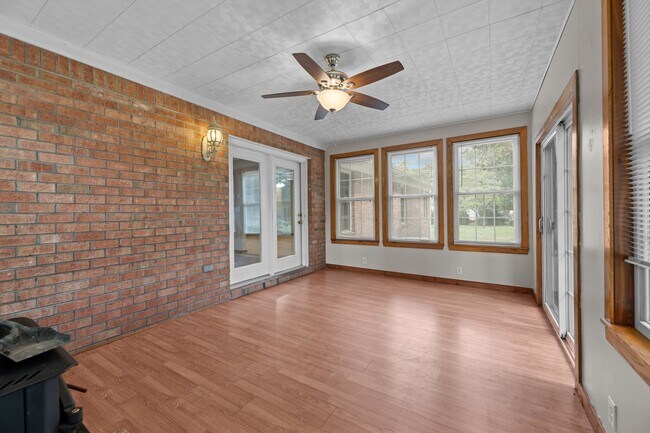 Building Photo - 506 River Rd