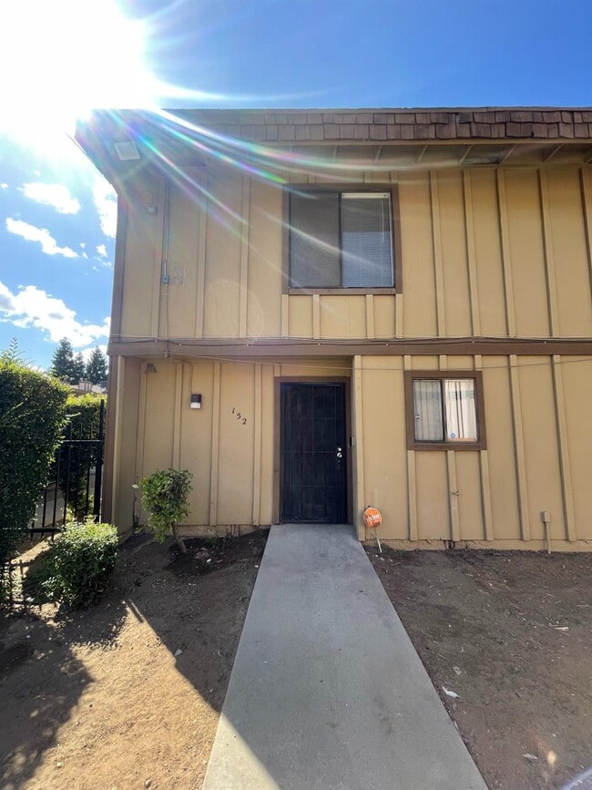 Building Photo - 1221 N Peach Ave