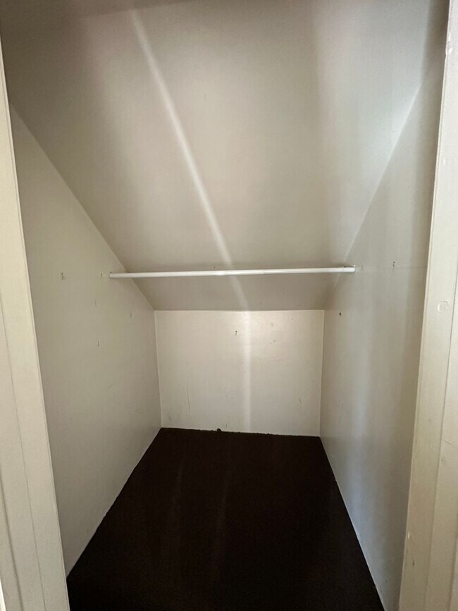 Building Photo - Affordable Lower Unit Close to Downtown