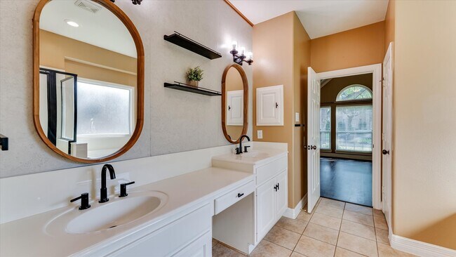 Building Photo - 15603 Twisting Springs Dr