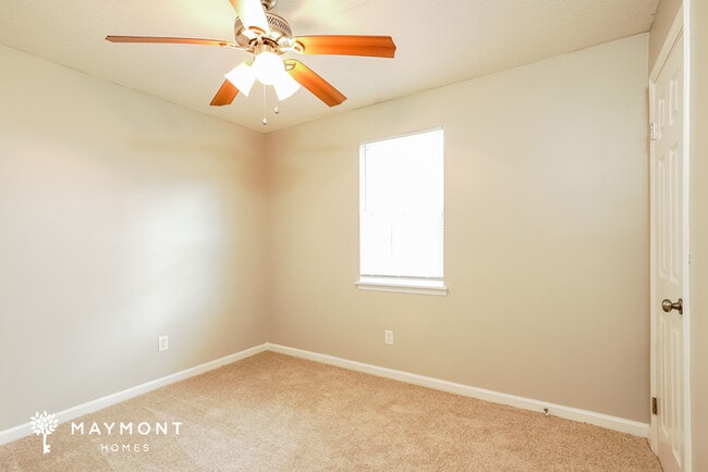 Building Photo - Lovely Three Bedroom