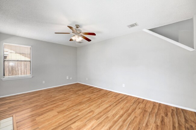 Building Photo - 2102 Bluebonnet Dr