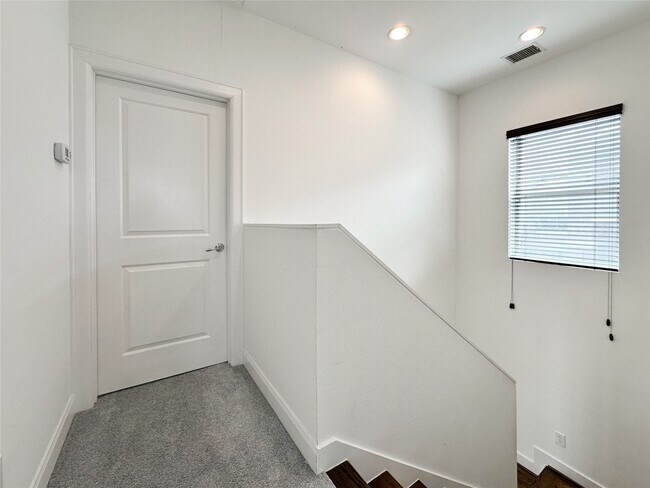 Building Photo - 2 Hermann Park Ct